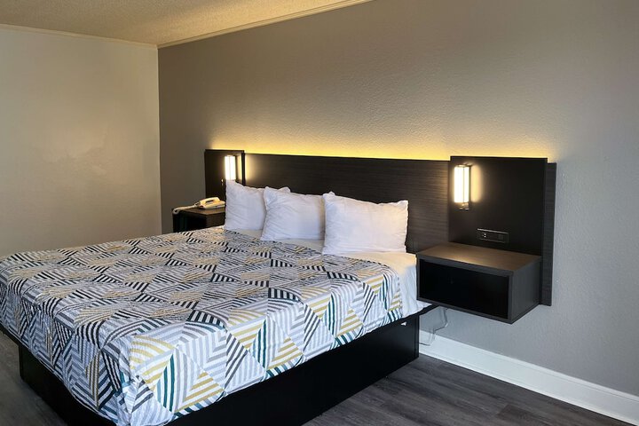 1 King Bed Micfridge (4 of 6)