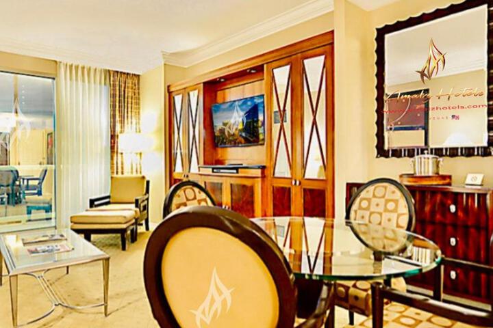 Lounge 32 of 60
