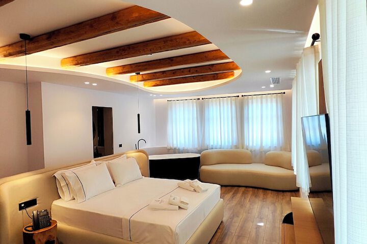 Room 6 of 44