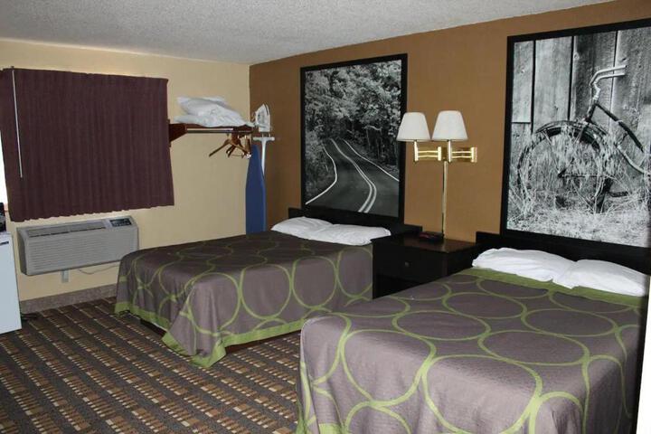 2 Queen Beds (2 of 3)