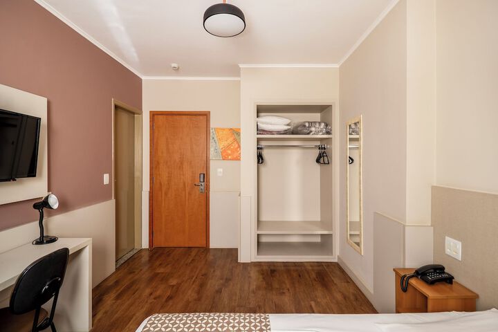 Room 13 of 38