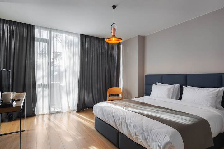 Room 5 of 18