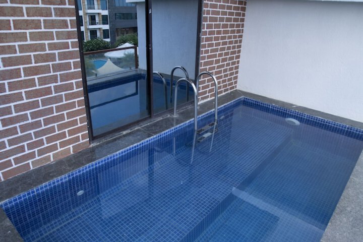 Pool 140 of 196