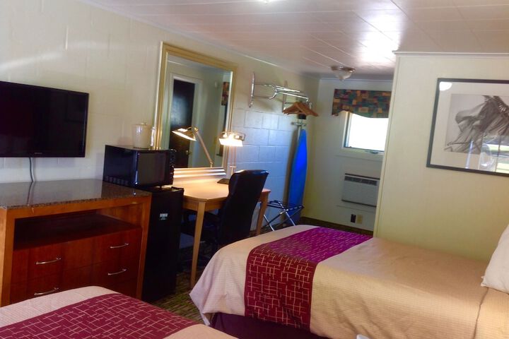 1 Queen Bed (5 of 10)