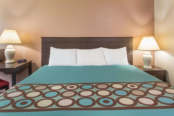1 King Bed (2 of 11)