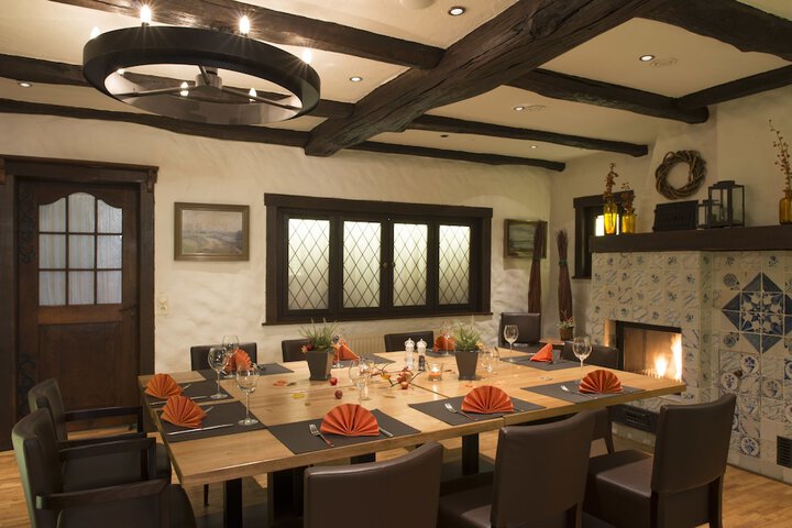 Dining 9 of 25