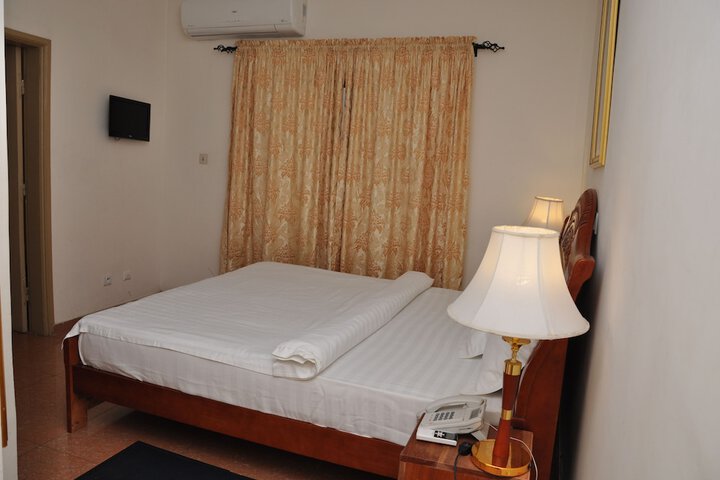 Room 11 of 32