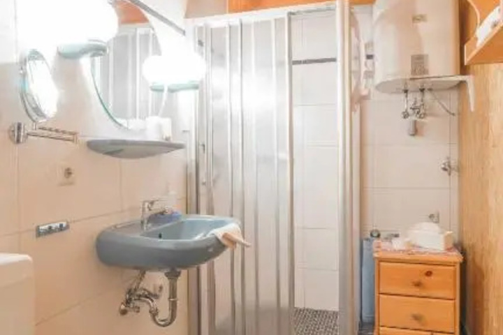 Room 7 of 8
