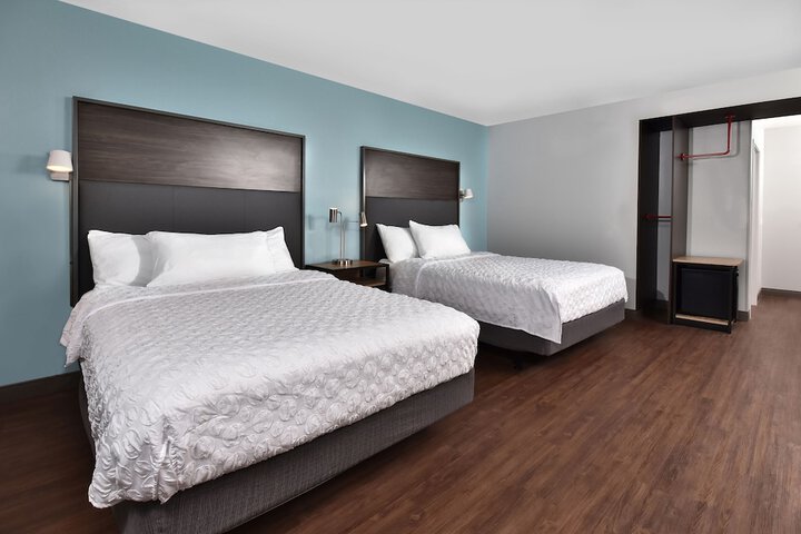 2 Queen Beds (2 of 8)