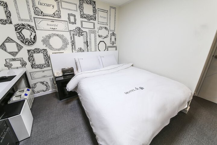 Room 12 of 28