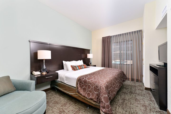 1 Queen 1 Bedroom Suite Comm Mobility Accessible (23 of 39)