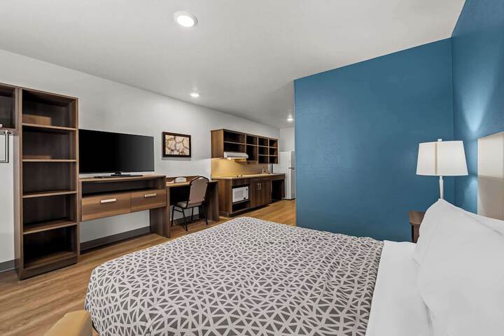1 Queen Bed (6 of 13)