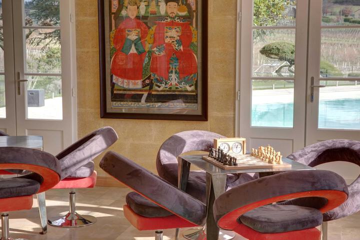 Lounge 74 of 89