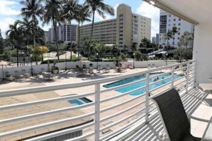Image of Le Frontenac 210-4 People. Sunny Isles Str-01055