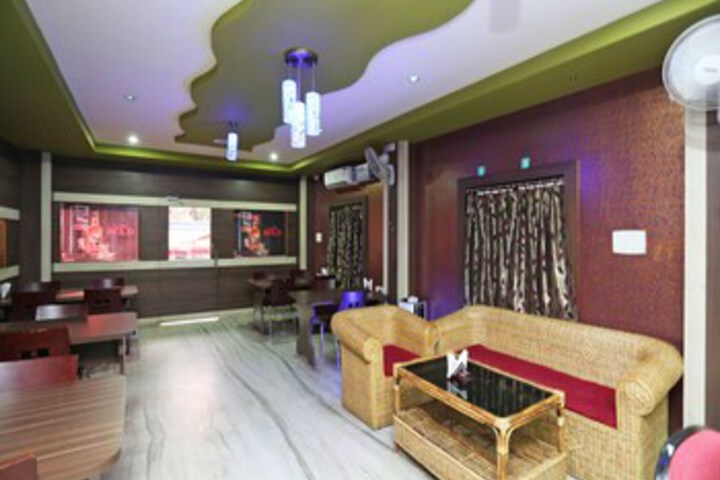 Lounge 15 of 31