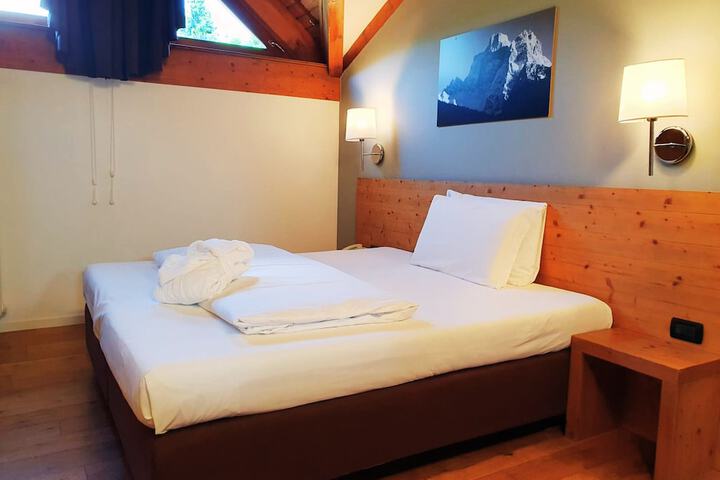 Room 9 of 48