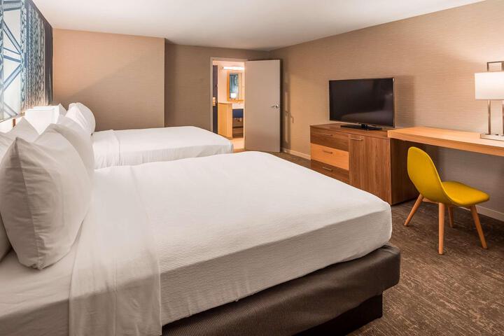 Suite 1 King 2 Queen Beds 2 Bedrooms Microwave, Refrigerator WiFi Shower Only Full Breakfast (8 of 8)