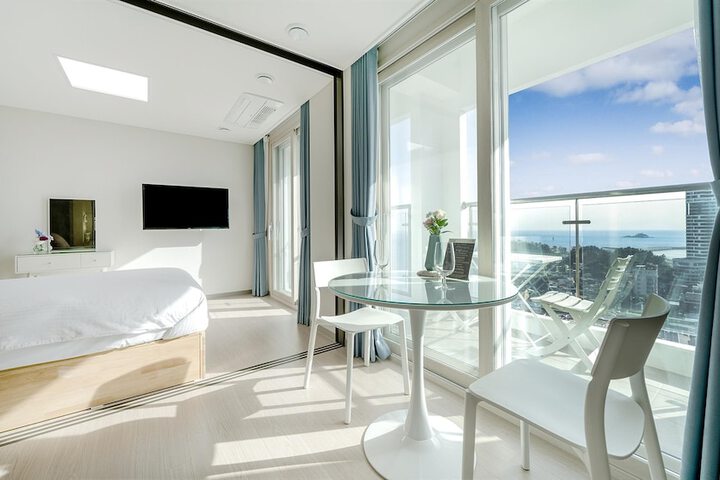 Room 327 of 640