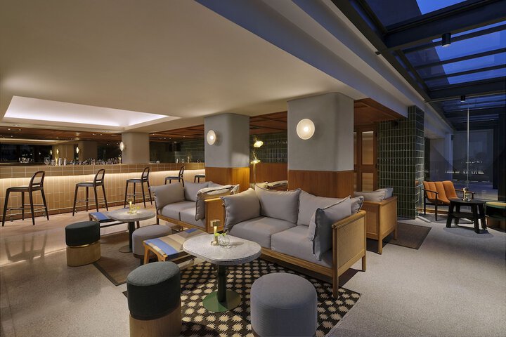 Lounge 19 of 21