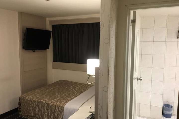 Room 5 of 33