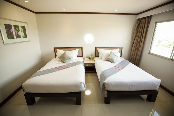 Room 25 of 143