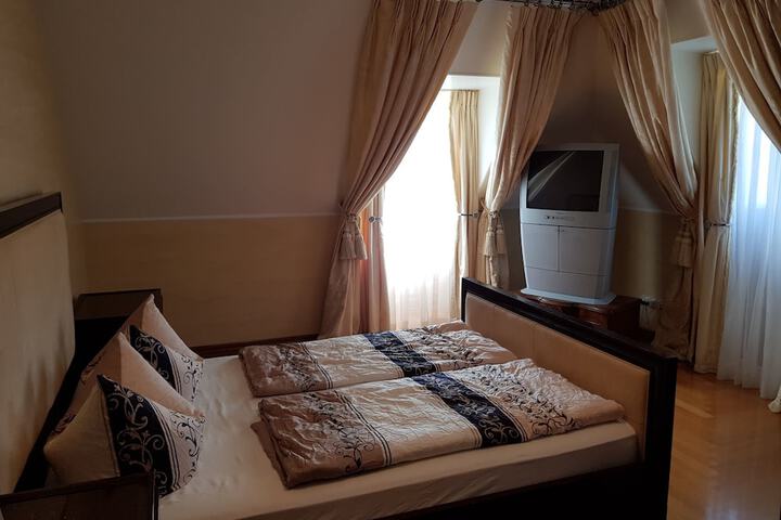 Room 2 of 30