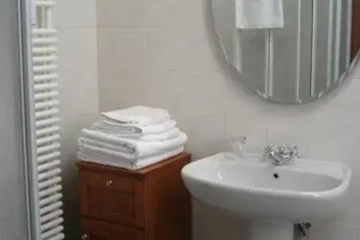 Room 4 of 10