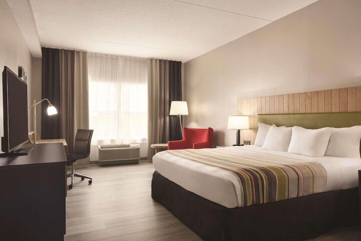 1 King Bed (4 of 9)