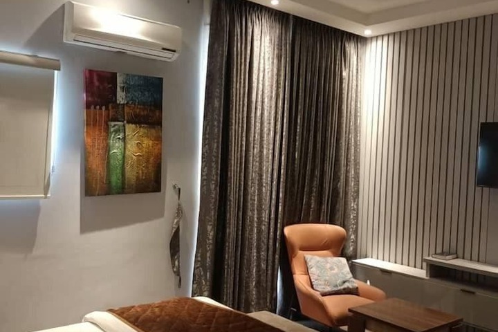 Room 6 of 9