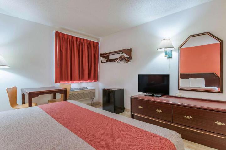 1 King Bed (5 of 6)