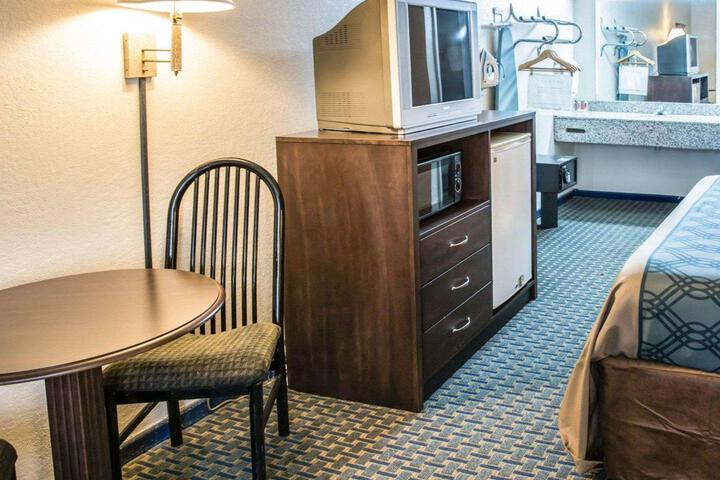 1 Queen Bed Accessible (10 of 12)