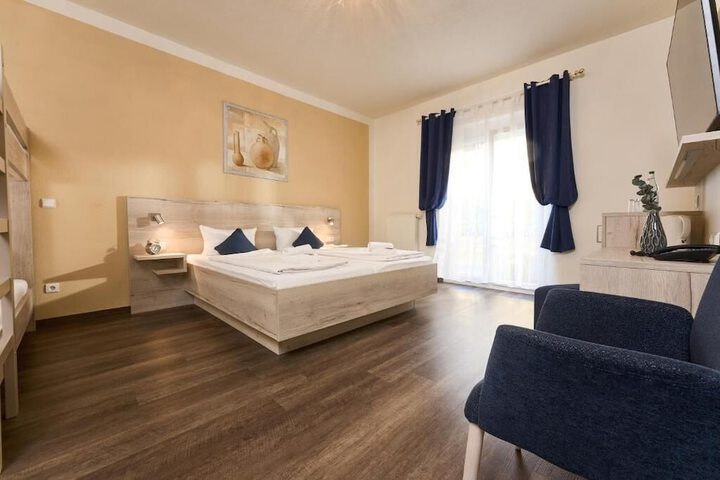 Room 2 of 10