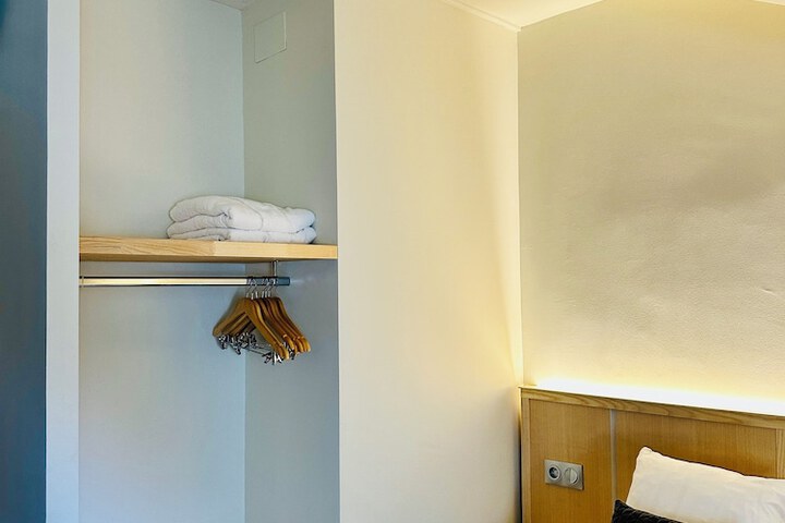 Room 9 of 34