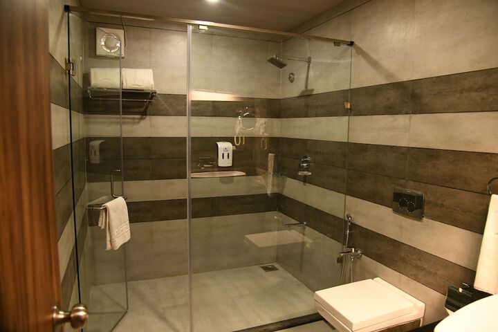Room 27 of 46