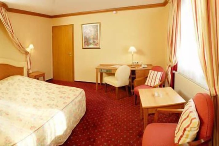 Room 9 of 47