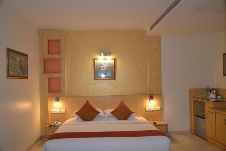Room 17 of 34