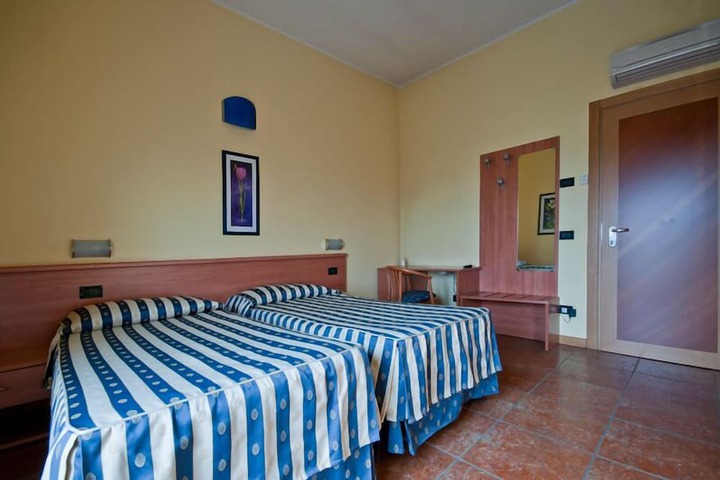 Room 4 of 17