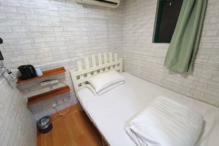Room 13 of 18