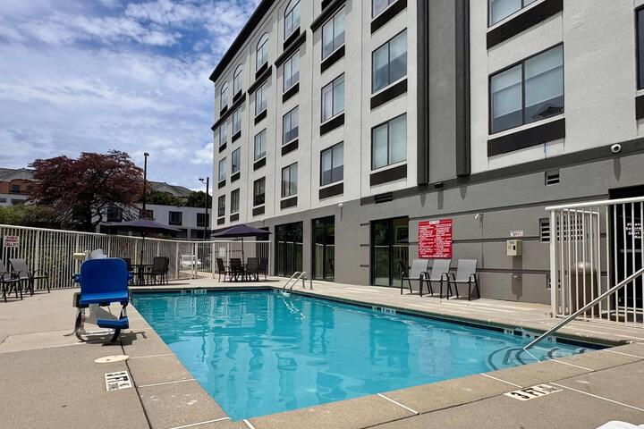 Hotel with Pool