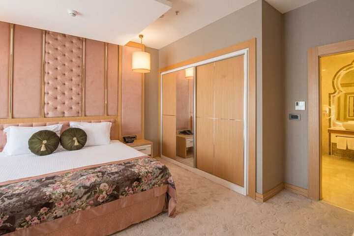 Room 10 of 104