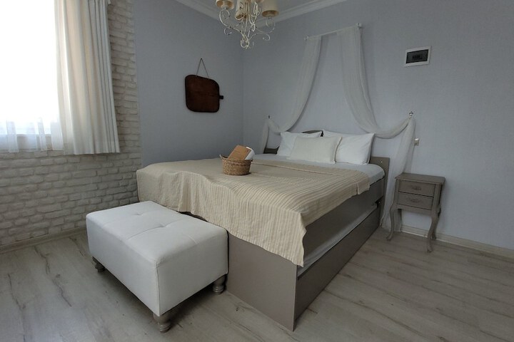 Room 11 of 85