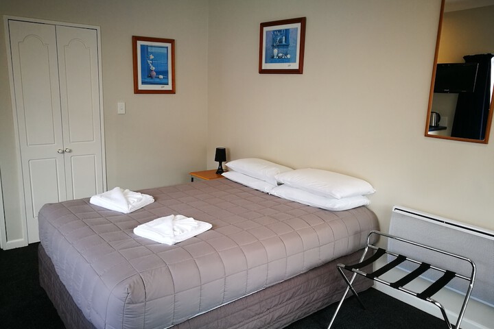 Room 6 of 63