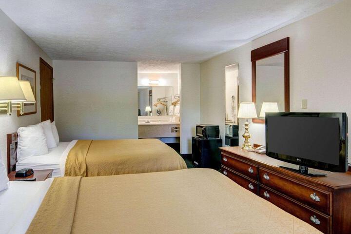 2 Queen Beds (2 of 6)