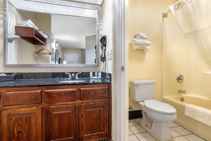1 Double Bed Accessible (3 of 12)