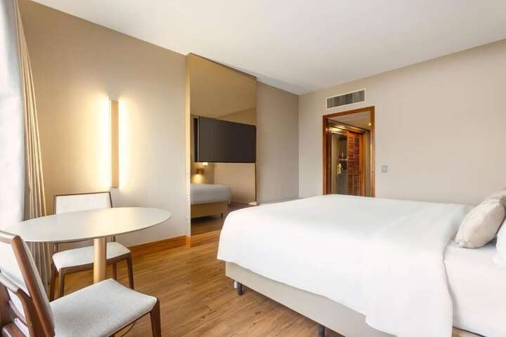 Room 9 of 62