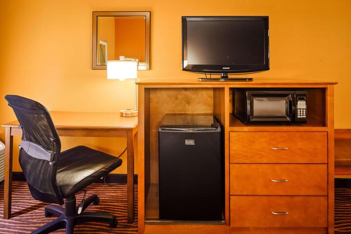 1 King Bed High Speed Internet Accessible Microwave, Refrigerator Full Breakfast (15 of 17)