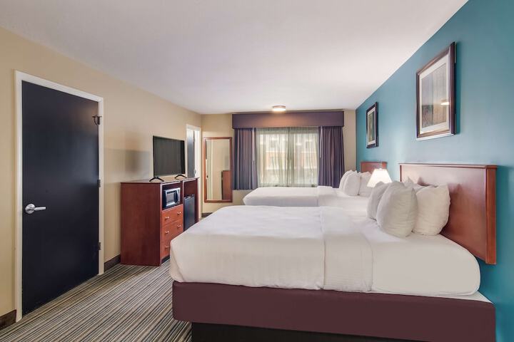 1 Queen Bed Microwave, Refrigerator, Coffee Maker Full Breakfast (10 of 26)