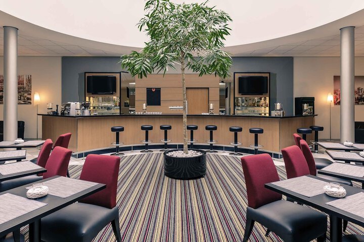 Lounge 17 of 23