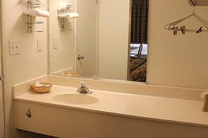 Single Queen Bed (7 of 8)