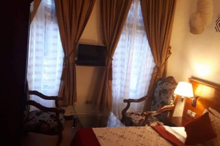 Room 4 of 10